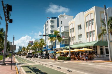 Miami Florida 'lılar Ocean Drive' daki Art Deco mimarisinin önünden geçiyorlar.