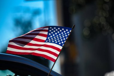 Geçit töreninde sallanan Amerikan bayrağını kapatın..