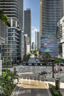 Miami Florida şehir merkezindeki lüks alışveriş merkezi ve trafik