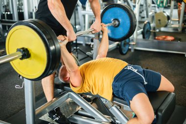 Sporcu, Antrenör 'ün Desteğiyle Kendine Güvenle Bench Press' i sahneleyecek