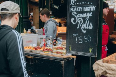 Londra, İngiltere 'deki Borough Market' te Pastırmalı Sandviç.