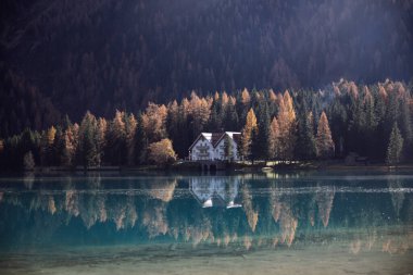 Lakeside Villası, Güney Tyrol 'daki lago di alterselva' ya yansıdı.