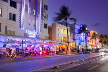 South Beach Miami Florida Sanat Deko bölgesi geceleri aydınlanıyor