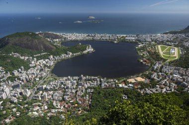 Şehre, göle, okyanusa ve İsa heykelinden adalara güzel bir manzara