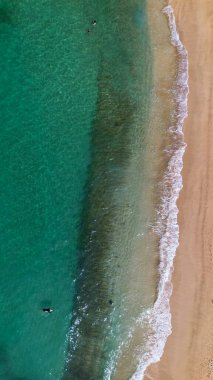 Hawaii sahilinde dalgalar çarpışıyor.