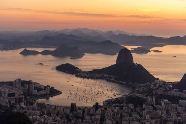 Corcovado 'dan şehre, okyanusa ve Sugar Somunu' na güzel bir gün doğumu manzarası