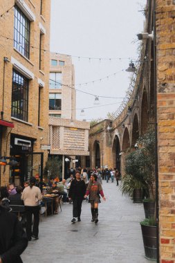 Southwark, Londra, İngiltere 'deki Borough Market' in yanındaki sokakta.