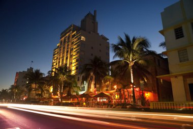 Florida 'daki South Beach' in sanat deco bölgesinde gece hayatı.