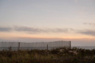 Gün batımında Okyanus Ufkuyla Kıyı Dune Çitleri ve Seagrass