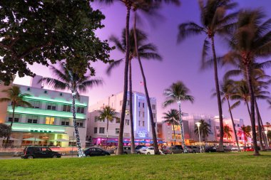 Ocean Drive 'daki South Beach Miami sanat deco otelleri.