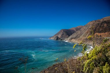 Bixby Creek Köprüsü Büyük Güneş 'in dramatik kıyılarında görüldü..