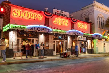 Key West Florida 'daki Duval Caddesi' nde gece vakti.