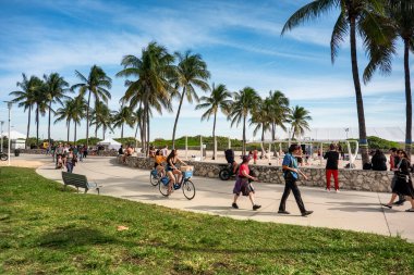 Güney Sahili, Miami Florida sahil yolu. Dışarıda egzersiz yapan insanlar var.