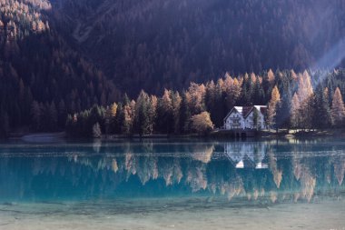 Lakeside Villası, Güney Tyrol, Lago di anterselva 'ya yansıdı.