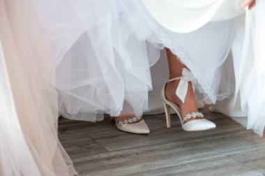 Gelinin Zarif Topukları ve Tulle Gelinliği