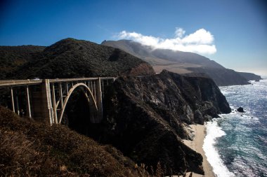 Bixby Creek Köprüsü, Big Sur, CA 'da Pasifik üzerindeki engebeli uçurumları kapsar.