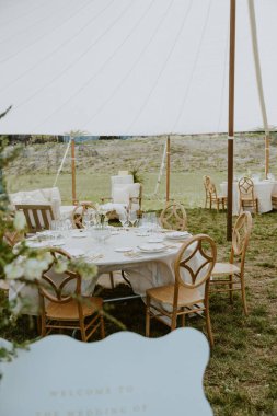 Arka planda oturma odası olan çadır resepsiyonu