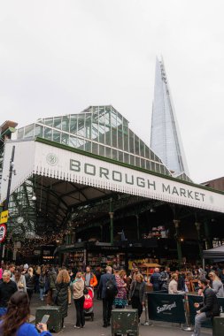 Southwark, Londra, İngiltere 'deki Borough Market' e Giriş 'in dikey fotoğrafı.