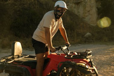 Erkek Maceracı Kapadokya off-road gezisine hazırlanıyor.