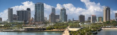 St. Petersburg Florida Rıhtımı St. Pete İskelesi ve şehir merkezi ufuk çizgisi