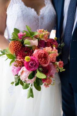 Kıyı Düğününde Renkli Yaz Buketi ile Gelin ve Damat