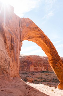 Utah Çölü 'ndeki Görkemli Kum Taşı Kemeri' nin Üzerindeki Güneş patlaması