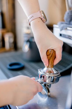 Taze Zemin Espresso Fasulyeleri Dolduruluyor