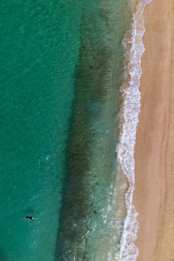Hawaii sahilinde dalgalar çarpışıyor.