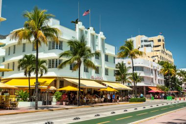 Miami Florida 'lılar Ocean Drive' daki Art Deco mimarisinin önünden geçiyorlar.