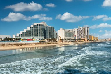Daytona Sahili Florida Atlantik Okyanusu kıyısında ufuk çizgisi
