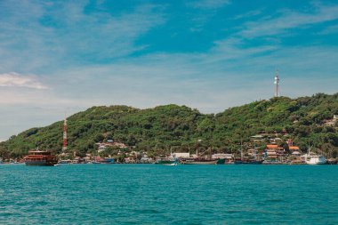 Bir Labuan Bajo denizinde liman hayatı