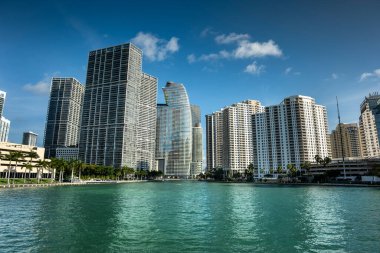 Miami Florida şehir merkezi, nehir kıyısındaki apartmanlar.