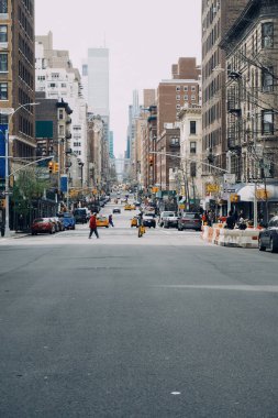 New York 'ta puslu bir sokağa bakıyorum.