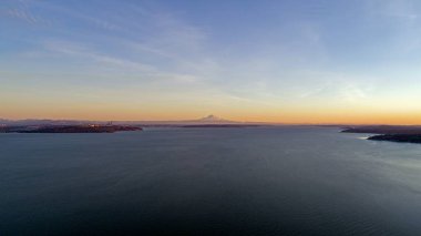 Gün batımında Rainier Dağı ve Seattle