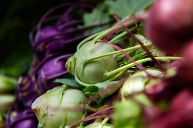 Mor, kırmızı ve yeşil Kolrabi yol kenarında satılık.