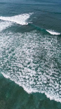 Hawaii 'de sörfçülerin drone çekimi