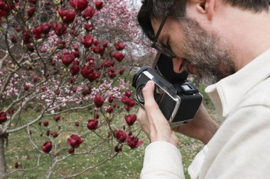 Elder Millenial Manolya 'nın 120 Film Kamerasında Fotoğraf Çekiyor