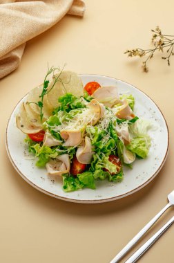 Sezar tavuk ve parmesan ile