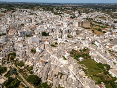 İtalya 'nın tarihi Alberobello kentinin hava görüntüsü