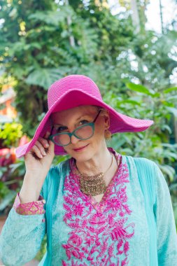 Bir sosyetenin sıradan vesikalık fotoğrafı.