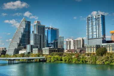 Austin Teksas şehir merkezi Colorado Nehri üzerinde ufuk çizgisi