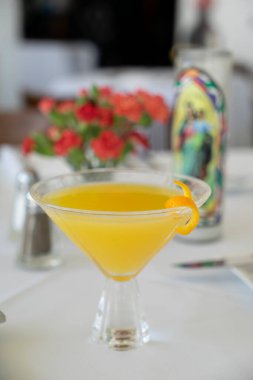 Masada limon kabuğu kıvrımlı sarı kokteyl