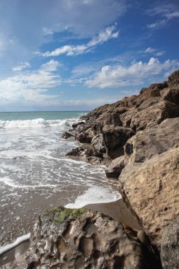 Dalgalar Ventura Sahili 'nde kayalık kıyılara çarpar..