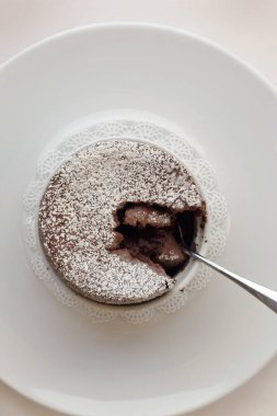 Masada kaşıkla kırılmış çikolatalı sufleye bakıyordum.