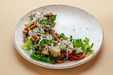 sığır eti, brokoli ve otlu salata.