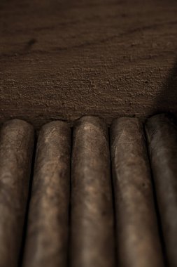 Ahşap kutuya konmuş sarılmış purolar.