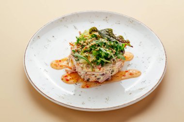 Jambonlu, peynirli ve otlu salata