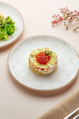 Kırmızı havyarlı mimoza salatası.