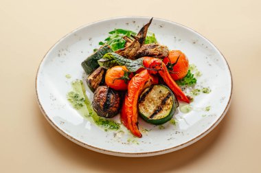 Pesto soslu ızgara sebze