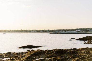 Kennebunkport kıyı şeridinde puslu gün batımı